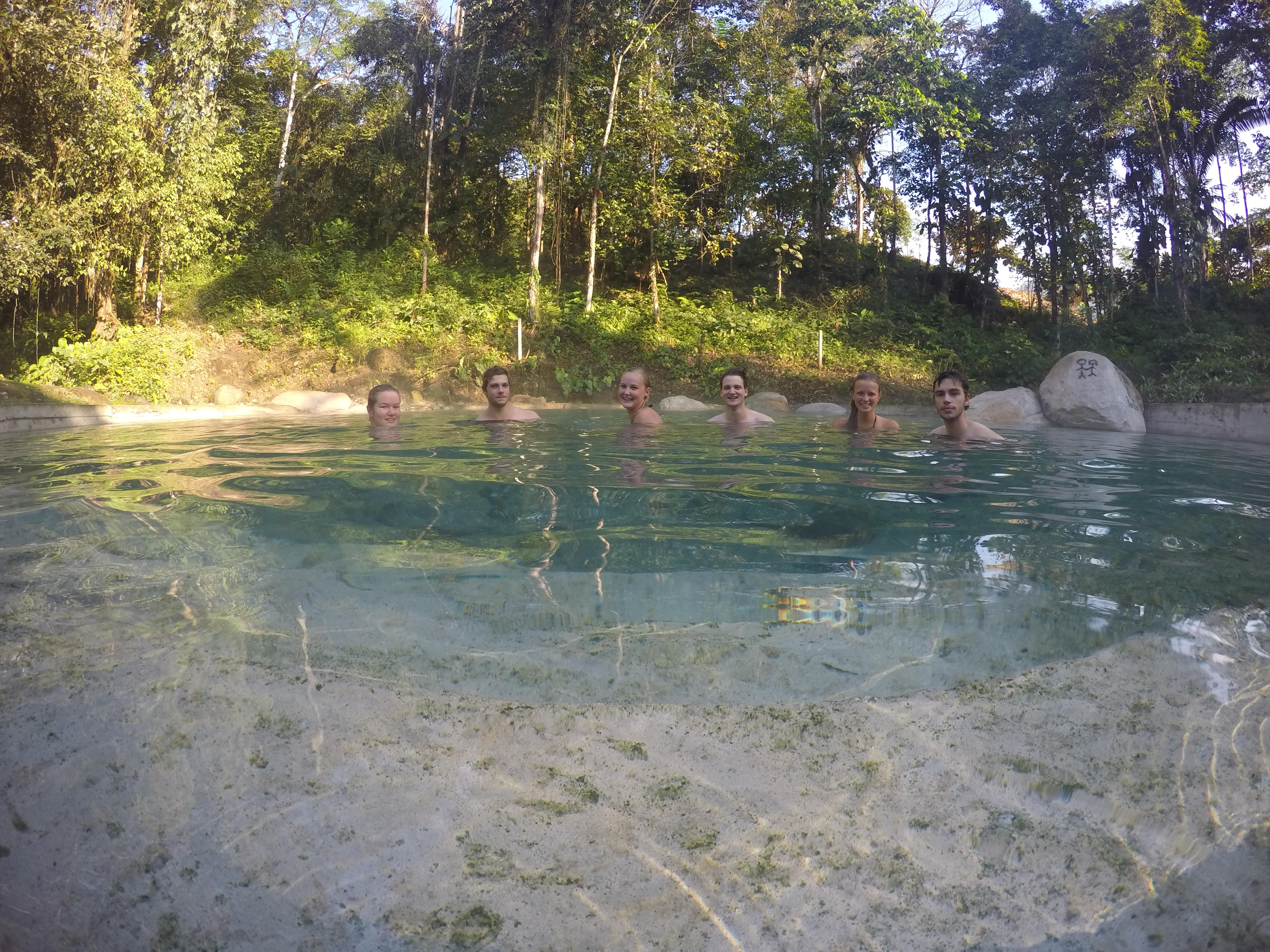 Und wenn wir in Shagal dann Besuch aus den anderen Projekten bekommen, müssen natürlich die "aguas calientes", die heißen Quellen, der ganze Stolz von Shagal, gezeigt werden