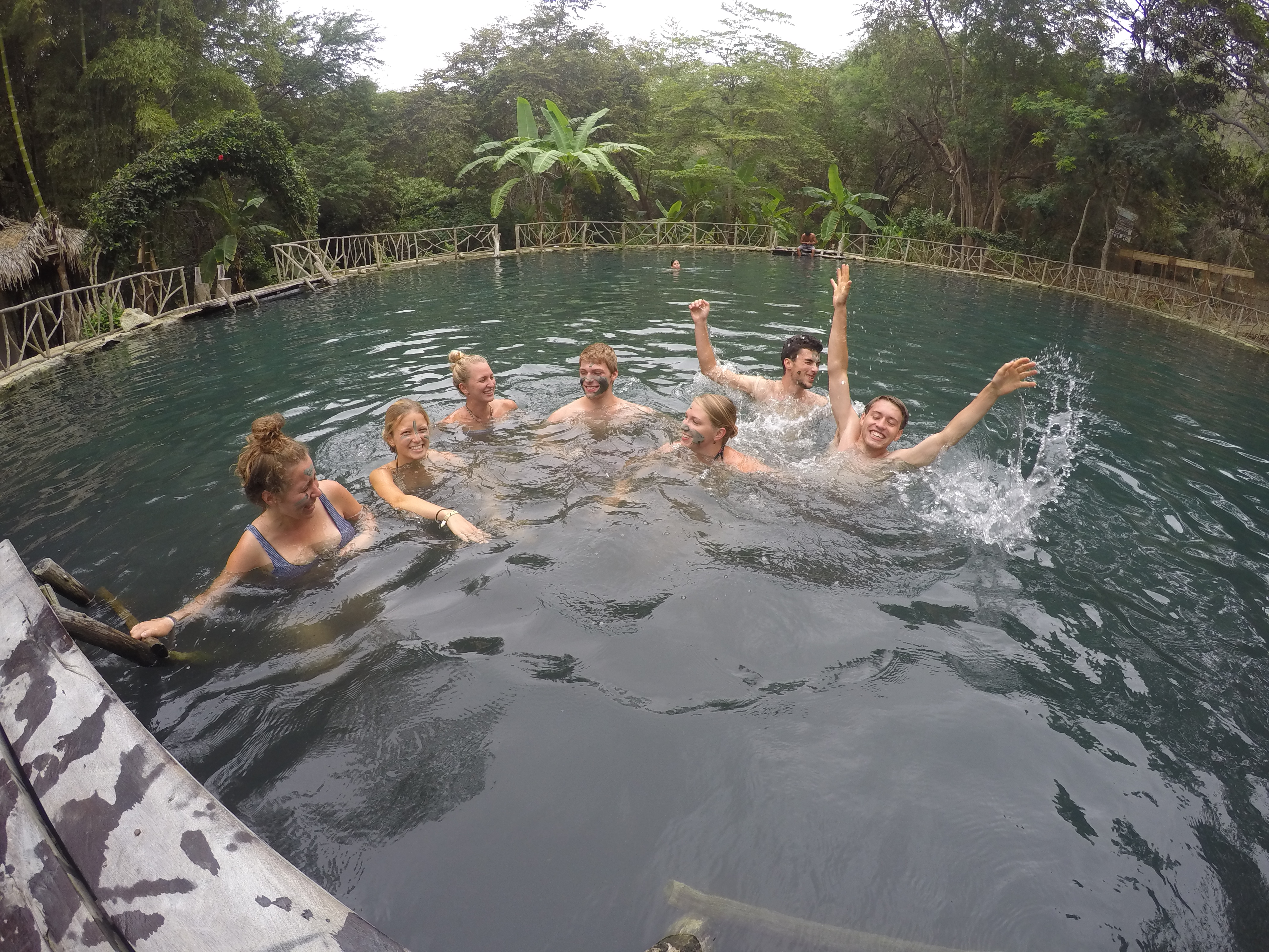 Ausflug mit den Freiwilligen aus Playas in den Machalilla-Nationalpark in Manabí (Achtung- Schwefelwasser stinkt!) 