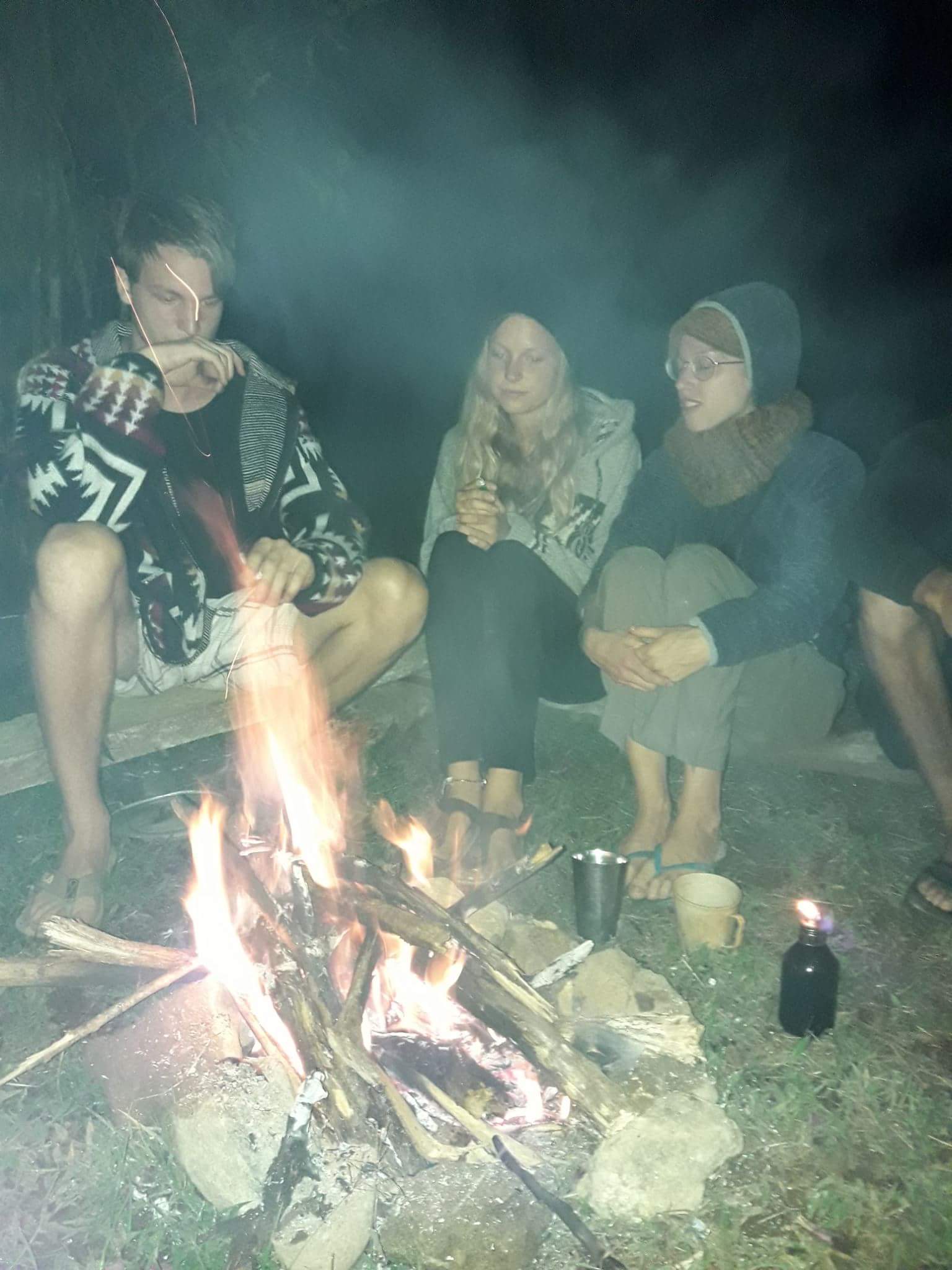 Am Abend vor der Hütte - heißer Schnaps und Feuer zum warmhalten