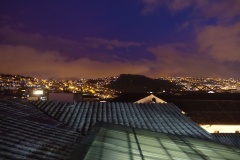 Die Aussicht vom Yumbo Imperial Hostal auf die Hauptstadt