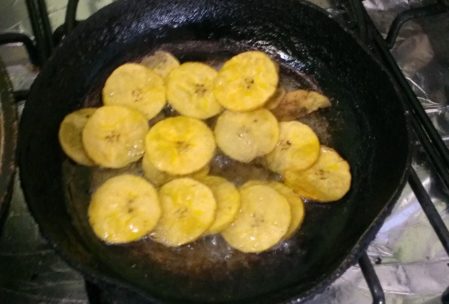 Hmmmm, lecker: selbstgemachte Chifles...