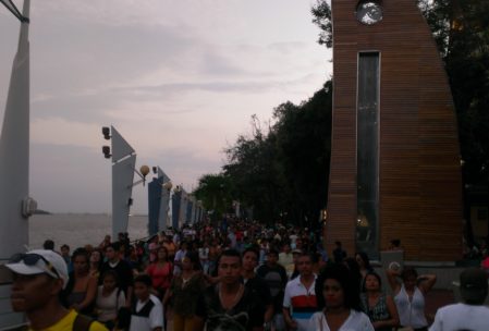 Tolle Stimmung und viiiele Menschen auf dem Malecón, der Uferpromenade am Fluss Guayas